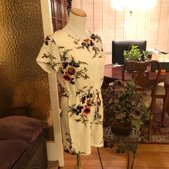 •NWOT• White Floral Romper - Picture 2 of 6